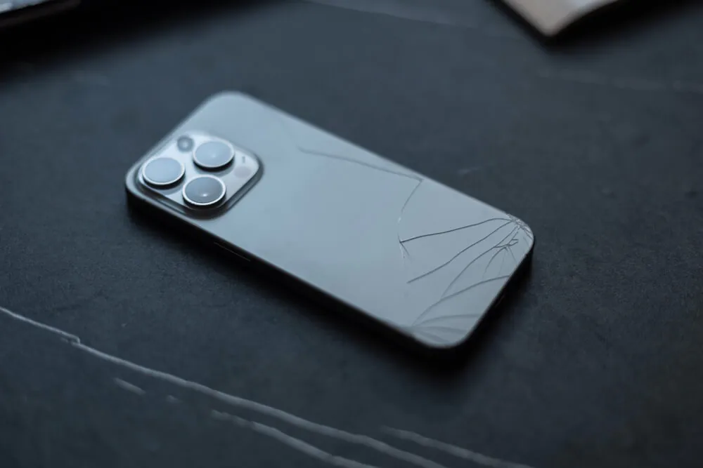 popsuty-tyl-telefonu-apple-iphone