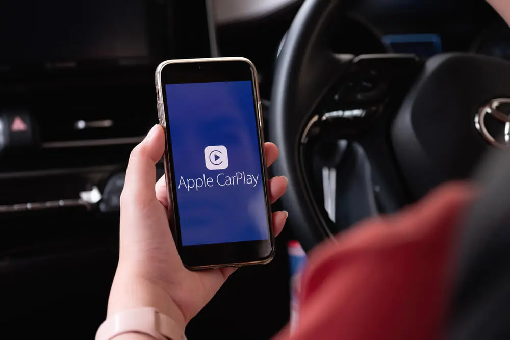 Jak podłączyć Apple CarPlay do samochodu z iPhone
