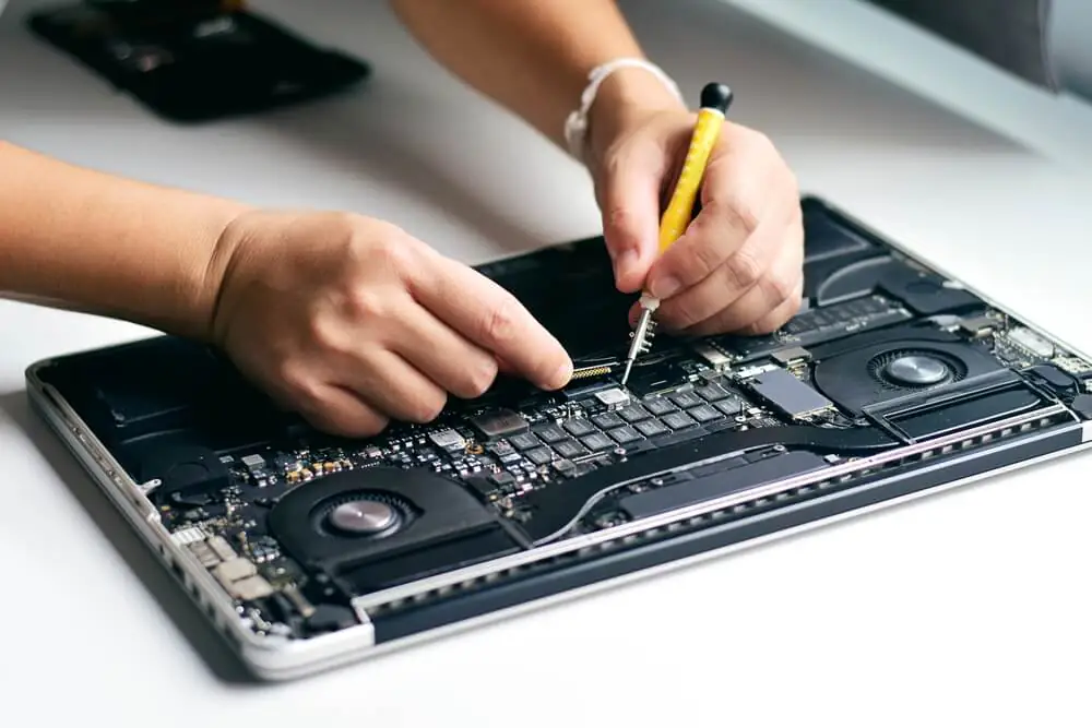 Jak przygotować MacBooka do serwisu - co zrobić przed oddaniem komputera do naprawy